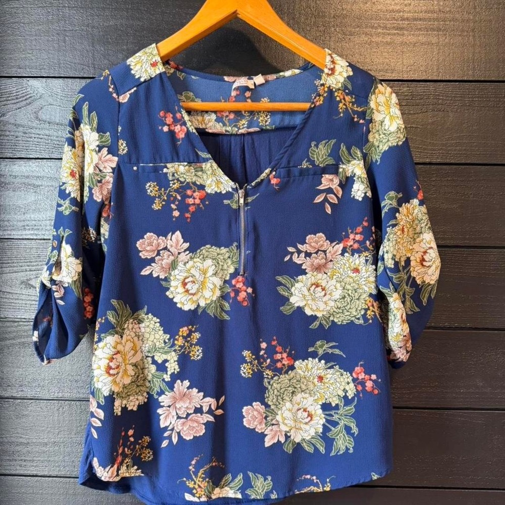 Lightweight navy blouse with‎ a floral print